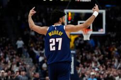 九游娱乐-包含掘金不断突破！，穆雷连续十场比赛得分超过大比分获胜赛场气氛高涨的词条